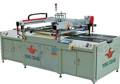     絲網(wǎng)印刷機(jī)的網(wǎng)框有許多尺寸、形狀和特性。它們由幾種不同材料組成，主要有木質(zhì)的、鋁質(zhì)的、鎂質(zhì)的和鋼質(zhì)的。不管它們的組成、形狀或樣式如何，所有的網(wǎng)框在絲網(wǎng)印刷中完成同樣重要的功能?？偲饋碚f，這些功能包含以下幾部分：     1、提供支撐網(wǎng)絲的工具；     2、承受彈性絲網(wǎng)的拉力；     3、承受印刷中受到的外力；     4、保持平坦和方形；     5、要足夠輕，以有利于處理。     印刷者在絲網(wǎng)印刷中關(guān)心的要素中，網(wǎng)框比其他要素更重要。評(píng)價(jià)它的好壞是看它的抗張力大小。絲網(wǎng)張力以N/cm(牛頓每厘米)為測(cè)量單位，1N/cm的張力等于0.22480894 lbs/cm(磅每厘米)。假設(shè)一個(gè)40×40英寸的絲網(wǎng)達(dá)到20N/cm的張力，這將使網(wǎng)框的每邊受到大約455磅的拉力，即40 in.×2.54cm/in.20N/cm×0.22480894 lbs/N=456.8 lbs。隨著網(wǎng)框尺寸的增加，受到的拉力也成比例地增加。一個(gè)60 ×80in.的絲網(wǎng)版張力為20N/cm，在長(zhǎng)邊上承受915磅的拉力，而在短邊上承受685磅的拉力。     一旦張力加在絲網(wǎng)上，絲網(wǎng)就繃緊在網(wǎng)框上，這時(shí)網(wǎng)框的平整性變成一個(gè)重要要素。絲網(wǎng)張力是一個(gè)絲網(wǎng)印刷中的“潛在能量”，網(wǎng)框的作用就是抵抗來自張力的力量。一個(gè)合適的網(wǎng)框?qū)⒛茉谟∷⑺钑r(shí)間內(nèi)抵抗張力而不變形，并能保持平整和方形。 文章由：絲網(wǎng)印刷設(shè)備  http://www.tuxiaose.com  永昌機(jī)械有限公司整理提供，此文觀點(diǎn)不代表本站觀點(diǎn) 